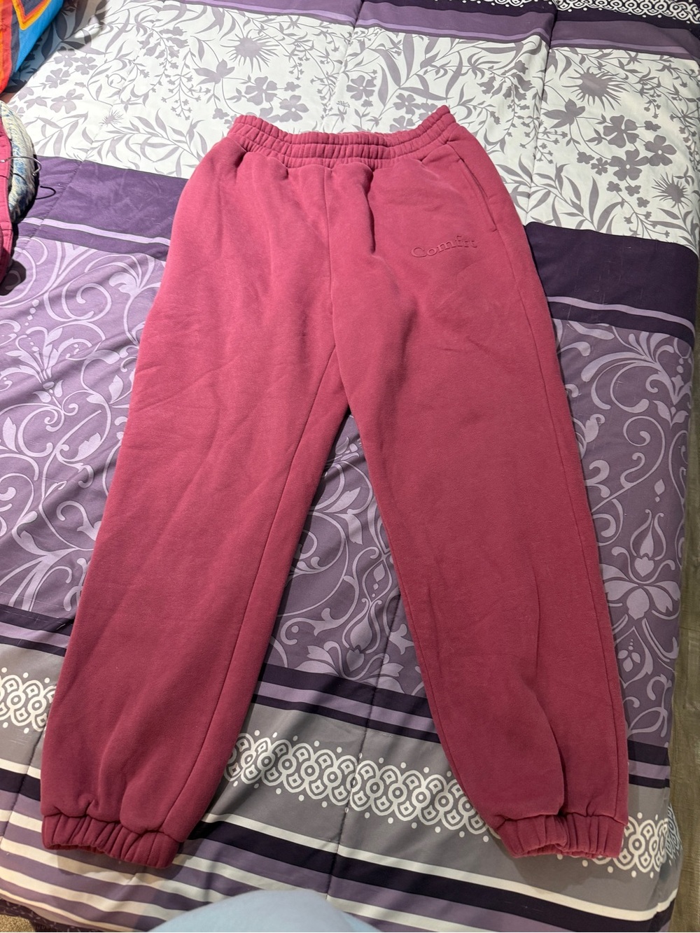 Comfrt Women’s Maroon Rose Sweatpants